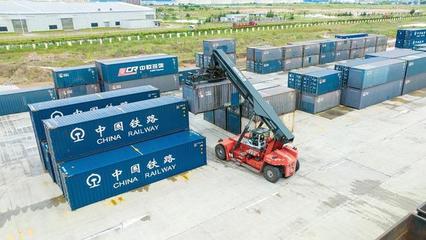 西部陸海新通道班列運(yùn)輸貨物量增長超10%，工程機(jī)械租賃市場迎新機(jī)遇